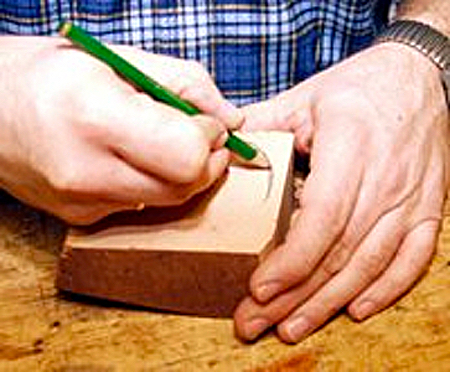 1. Aufzeichnen der Pfeifenform auf den beschliffenen Bruyèreblock