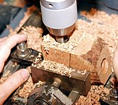 3. Bohren der Tabakkammer mittels eines Spezialbohrers