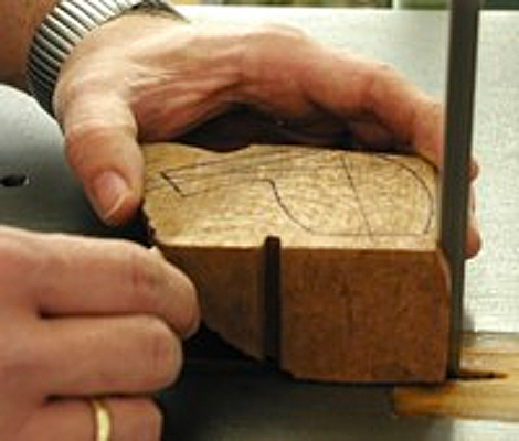 2. Aussägen der Pfeifenkonturenan der Bandsäge