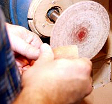 4. Schleifen des Pfeifenkopfes an der Tellerschleifmaschine