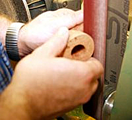 5. Schleifen des Pfeifenkopfes an der Bandschleifmaschine